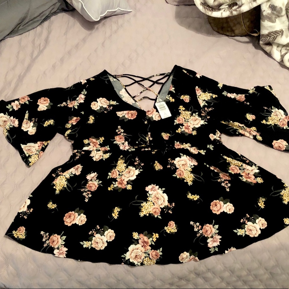 NWT BEAUTIFUL TORRID LOOSE SLEEVE FLORAL BLOUSE